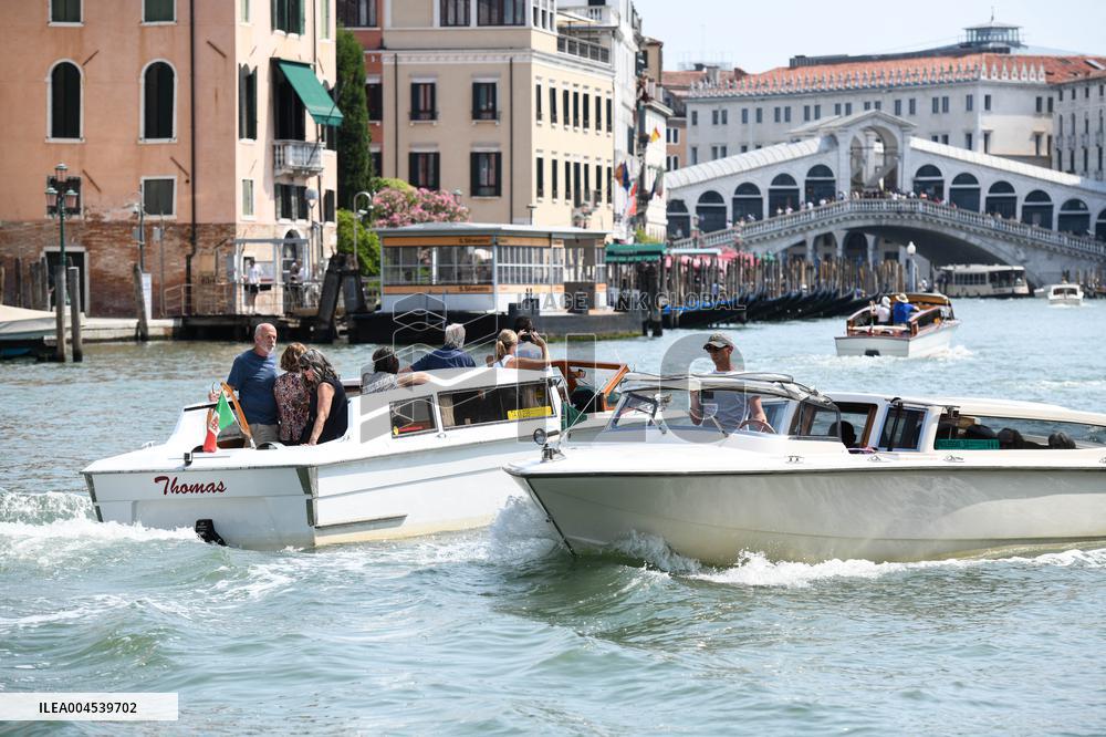 Illustration Of Cabs In The City Of Venice