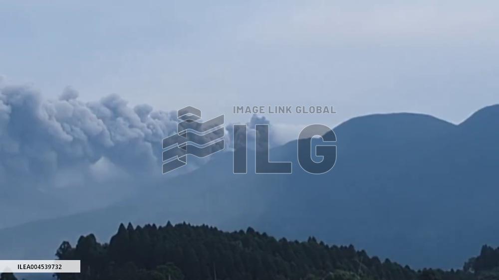 Japan: Shinmoedake Volcano Erupts in Kagoshima, Spews Ash 500 Meters High