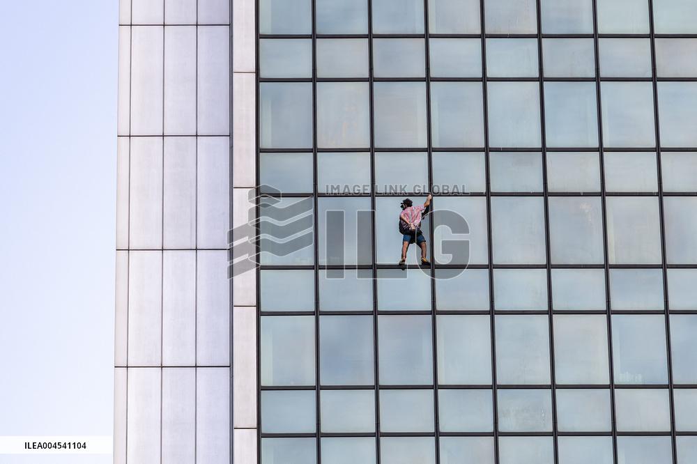 Titouan Leduc Climbed the Presidential Hotel Without Protection - Warsaw