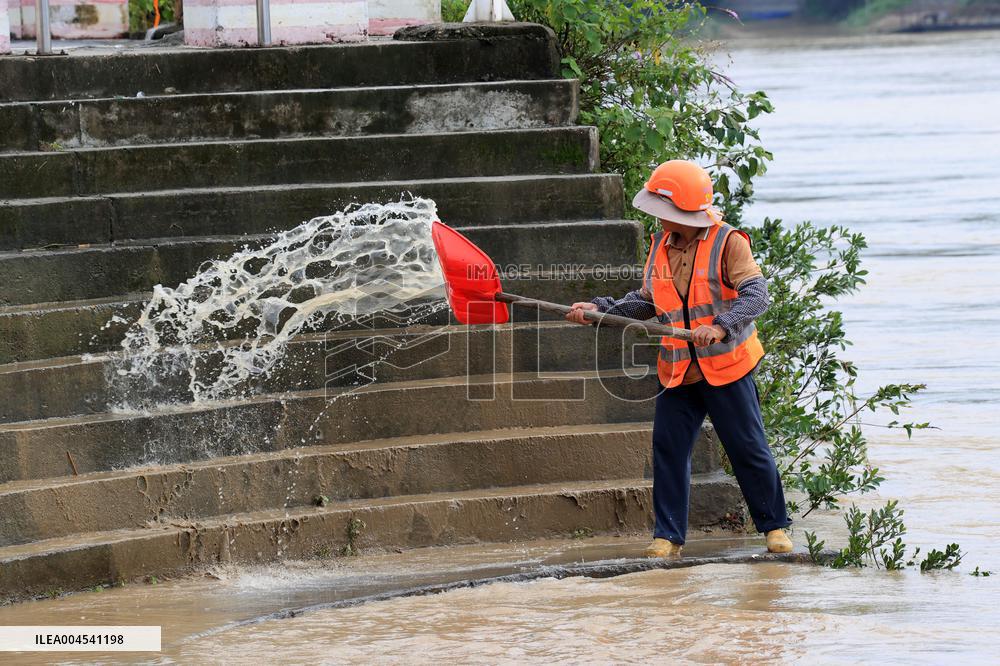 Silt Cleaning in Rong'an