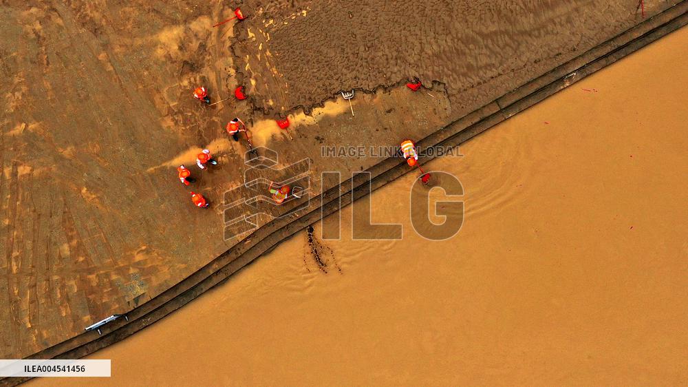 Silt Cleaning in Rong'an