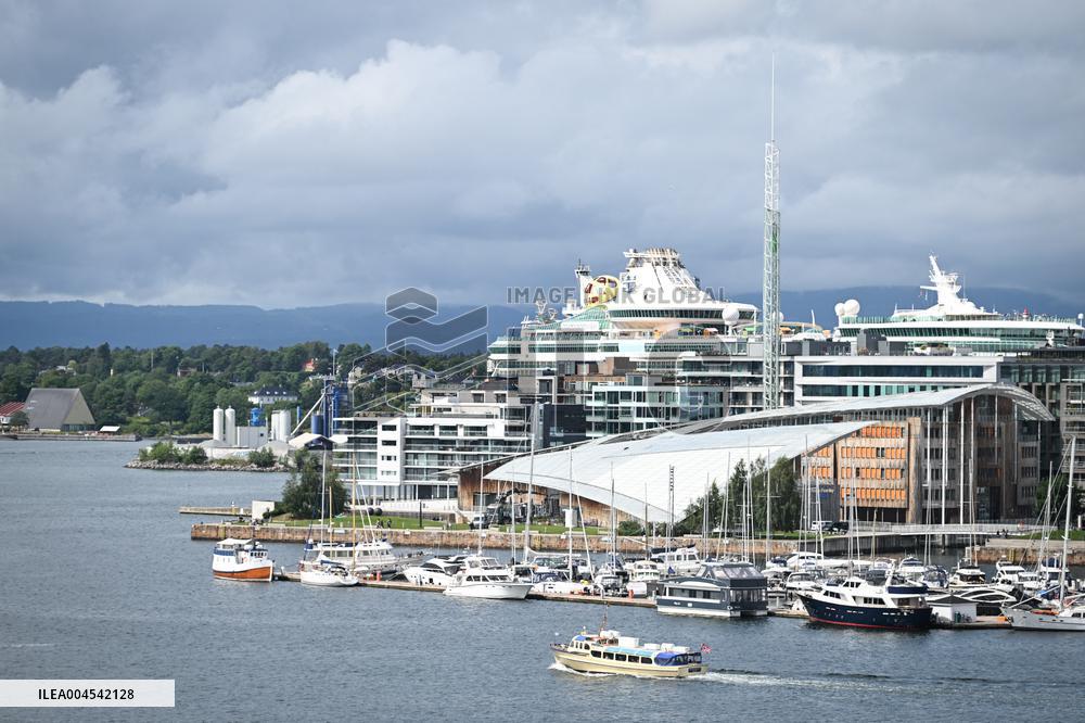 Emmanuel Macron visits Oslo FA