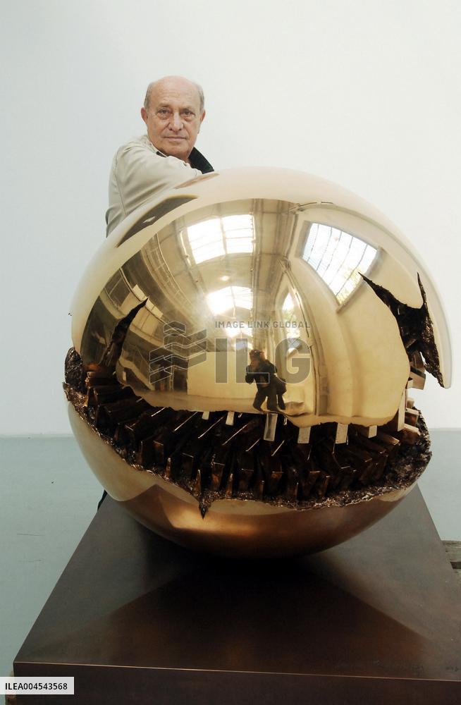 Archive: Farewell to Arnaldo Pomodoro; the master of contemporary sculpture dies at 99