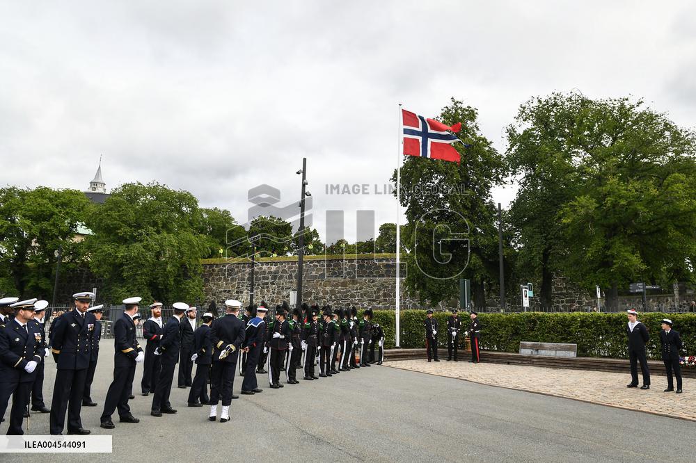Emmanuel Macron at wreath-laying ceremony in Oslo FA