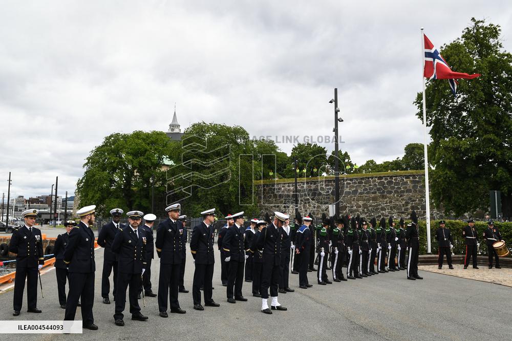 Emmanuel Macron at wreath-laying ceremony in Oslo FA