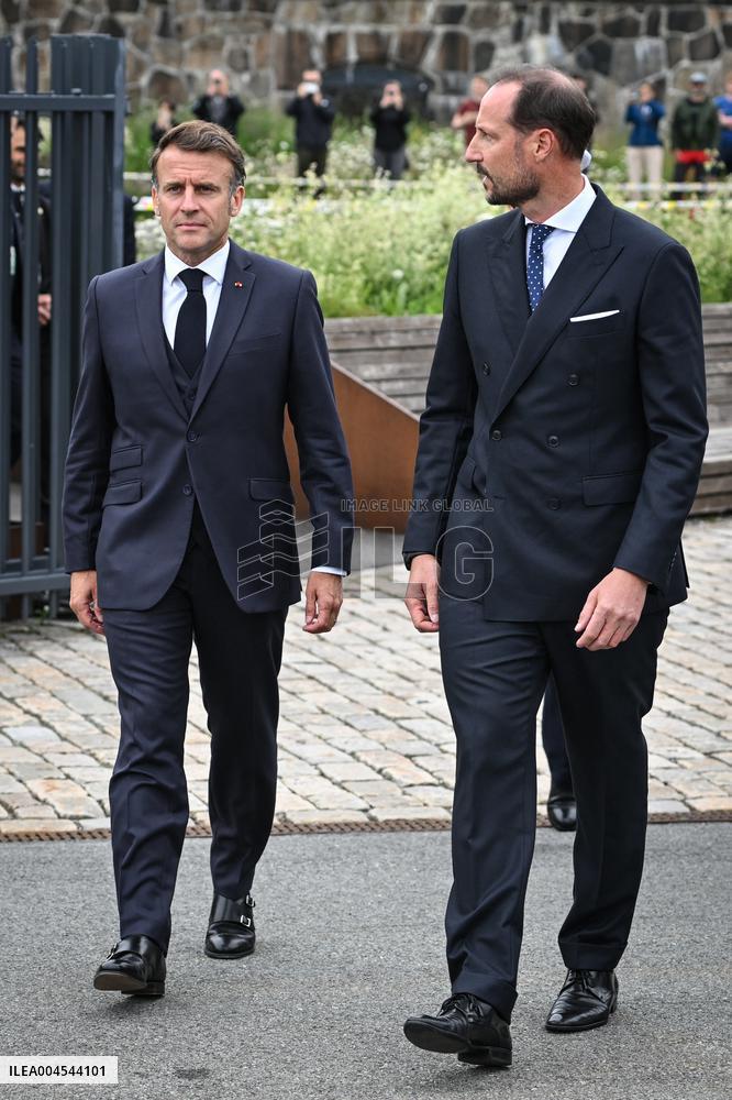 Emmanuel Macron at wreath-laying ceremony in Oslo FA
