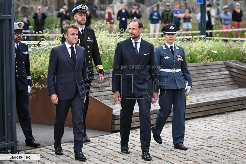 Emmanuel Macron at wreath-laying ceremony in Oslo FA