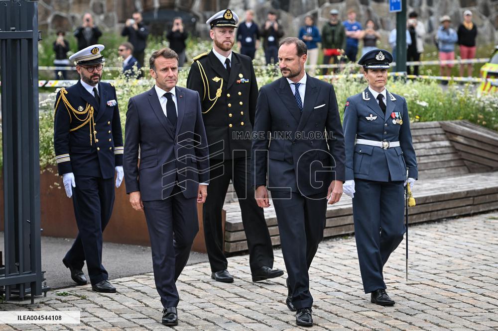 Emmanuel Macron at wreath-laying ceremony in Oslo FA