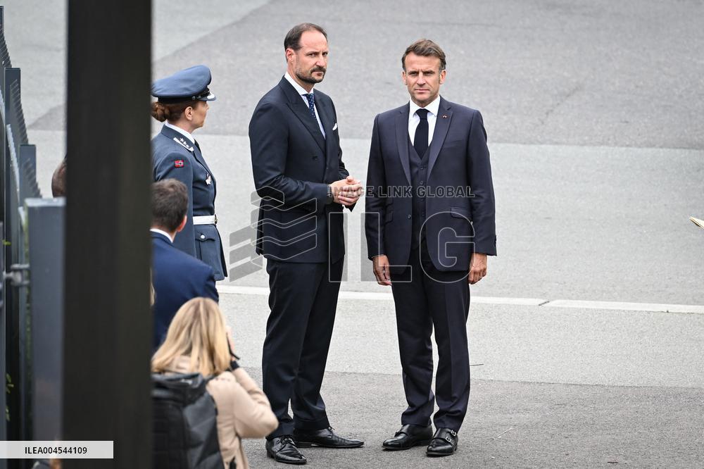 Emmanuel Macron at wreath-laying ceremony in Oslo FA