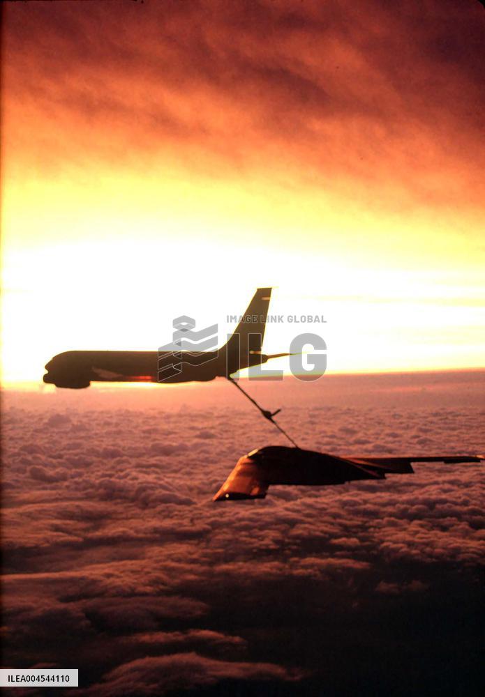 KC-10 refueling a B-2 bomber