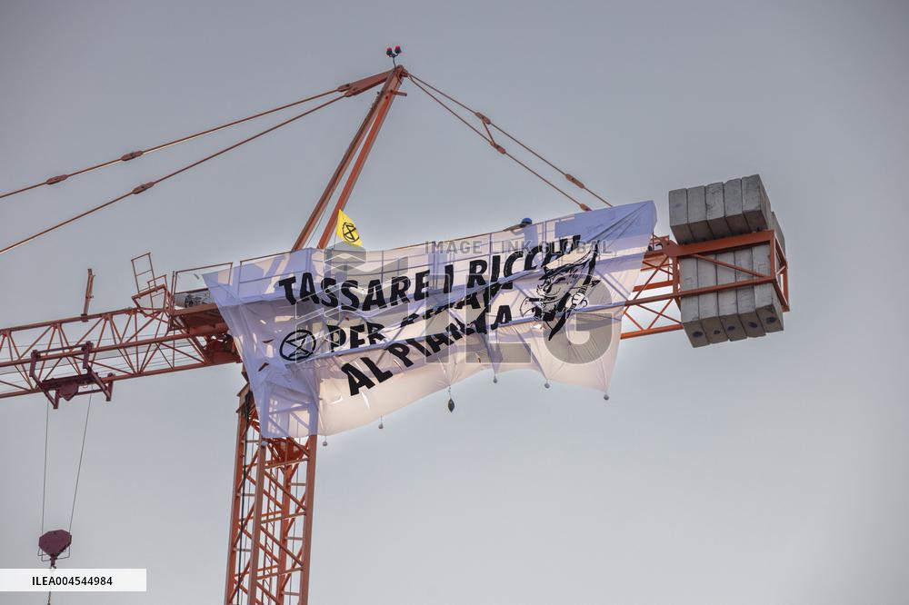 Extinction Rebellion’s Robin Hoods Target Jeff Bezos Wedding - Venice