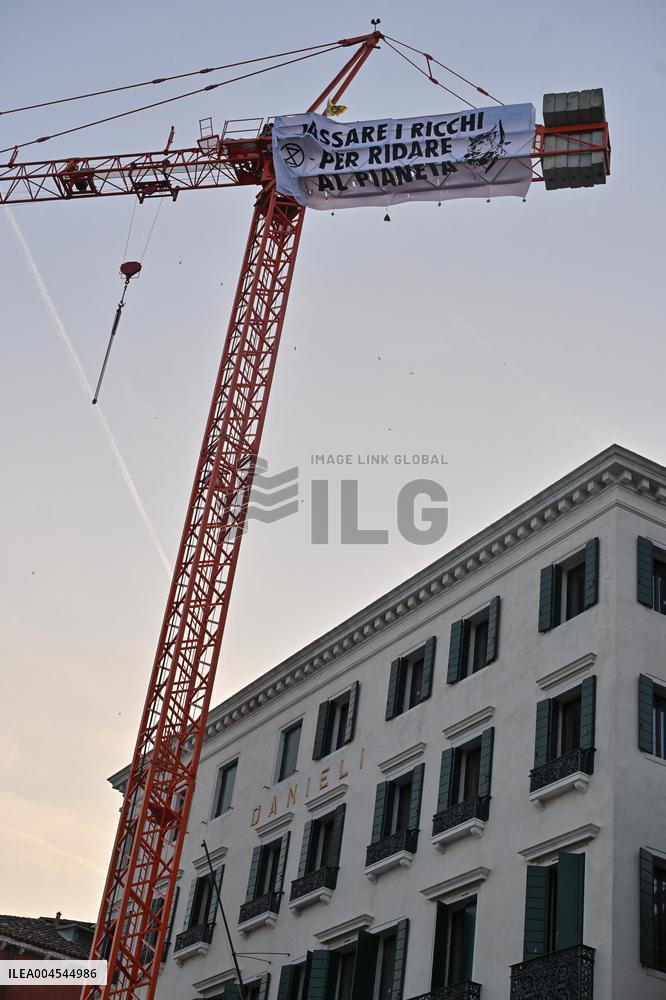 Extinction Rebellion’s Robin Hoods Target Jeff Bezos Wedding - Venice