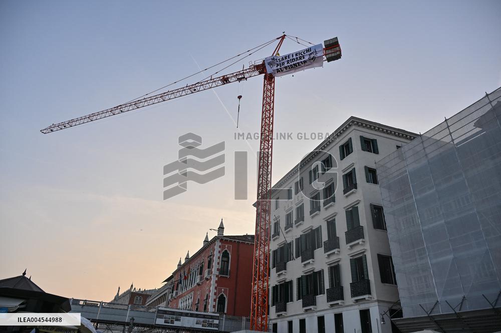 Extinction Rebellion’s Robin Hoods Target Jeff Bezos Wedding - Venice