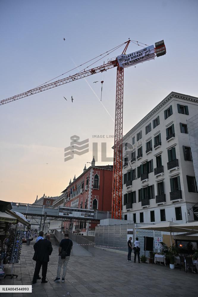 Extinction Rebellion’s Robin Hoods Target Jeff Bezos Wedding - Venice