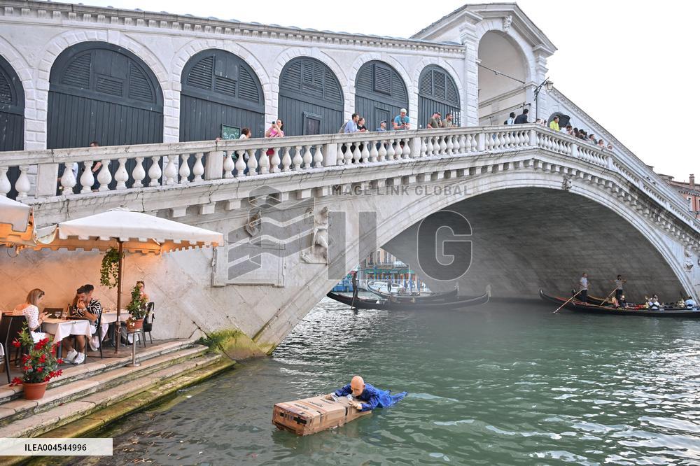 Jeff Bezos Look-Alike Dummy Floats in Grand Canal Ahead of Wedding - Venice