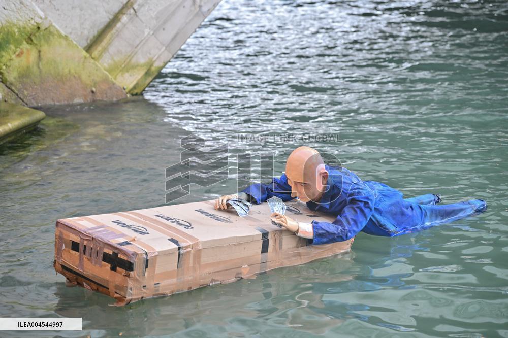 Jeff Bezos Look-Alike Dummy Floats in Grand Canal Ahead of Wedding - Venice