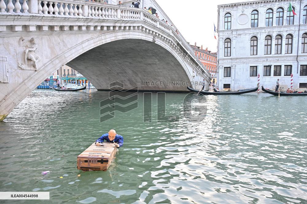 Jeff Bezos Look-Alike Dummy Floats in Grand Canal Ahead of Wedding - Venice