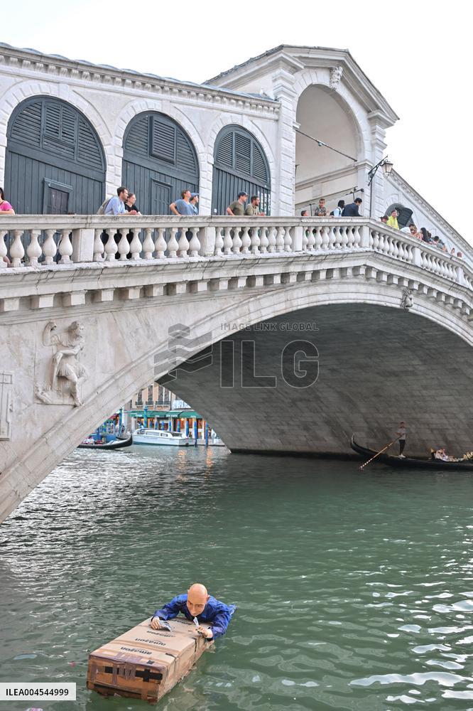 Jeff Bezos Look-Alike Dummy Floats in Grand Canal Ahead of Wedding - Venice