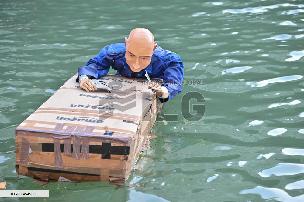 Jeff Bezos Look-Alike Dummy Floats in Grand Canal Ahead of Wedding - Venice