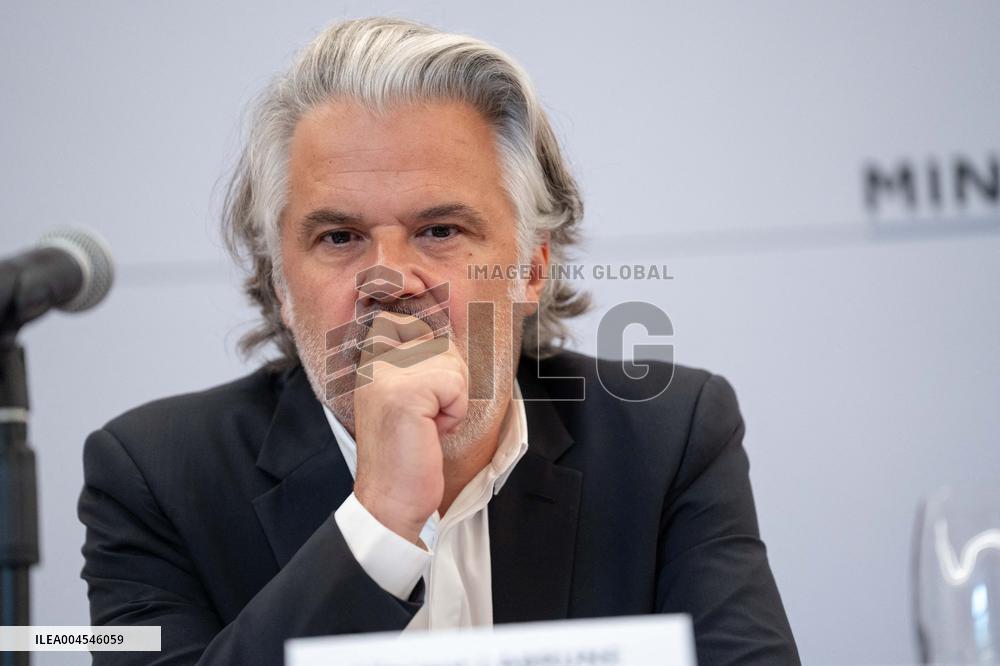 Signing of the agreement between the French government and the Professional Football League (LFP) - Paris AJ