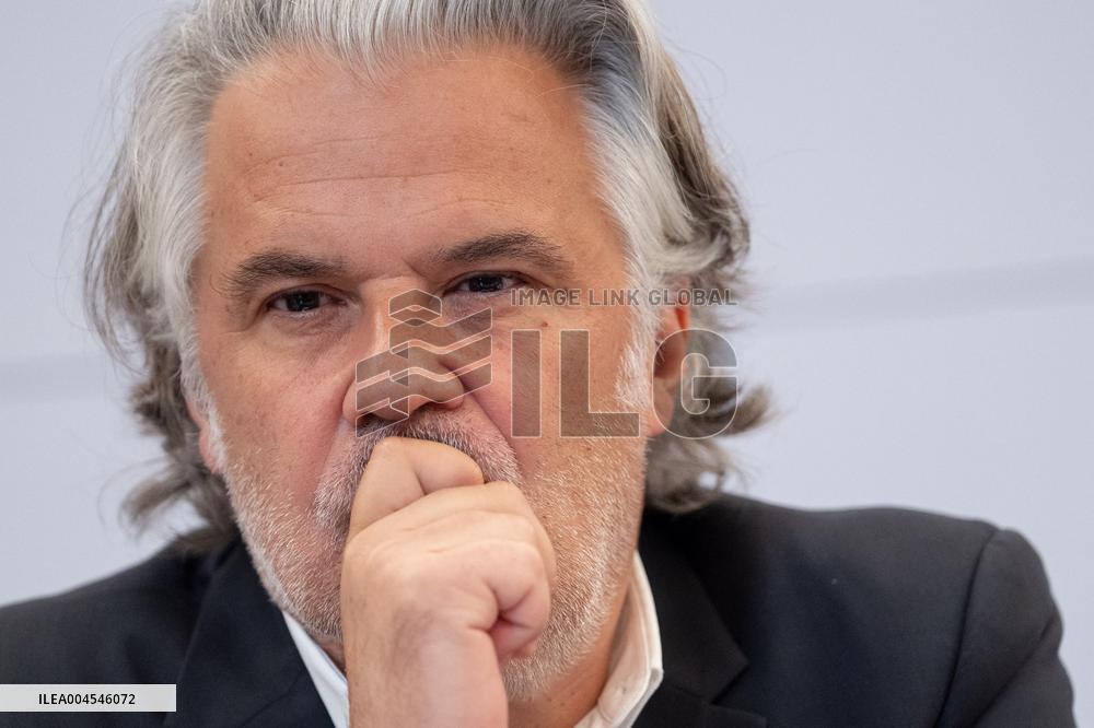 Signing of the agreement between the French government and the Professional Football League (LFP) - Paris AJ