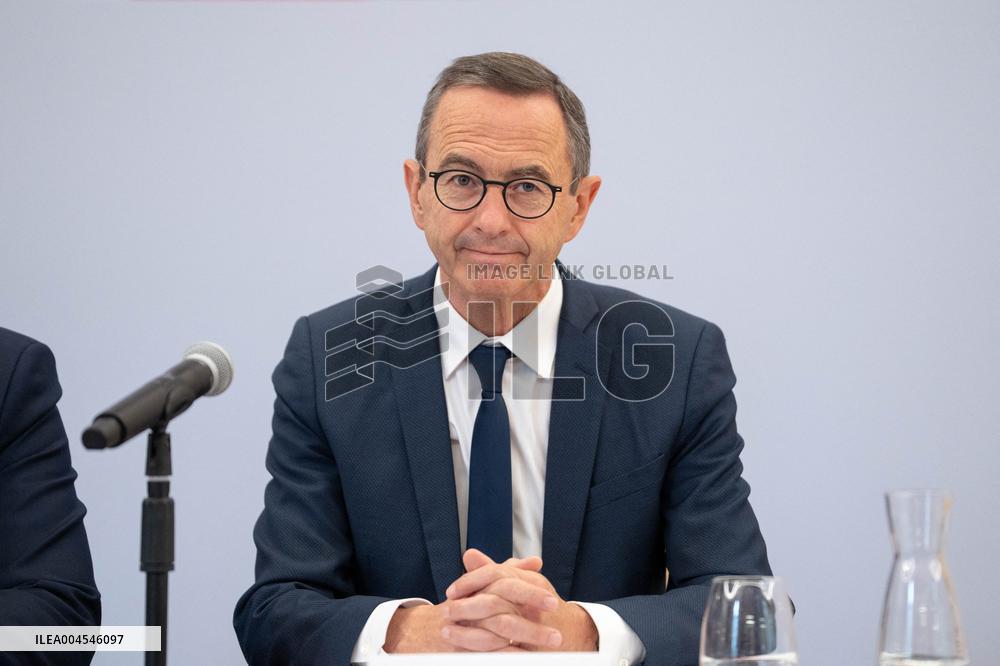 Signing of the agreement between the French government and the Professional Football League (LFP) - Paris AJ
