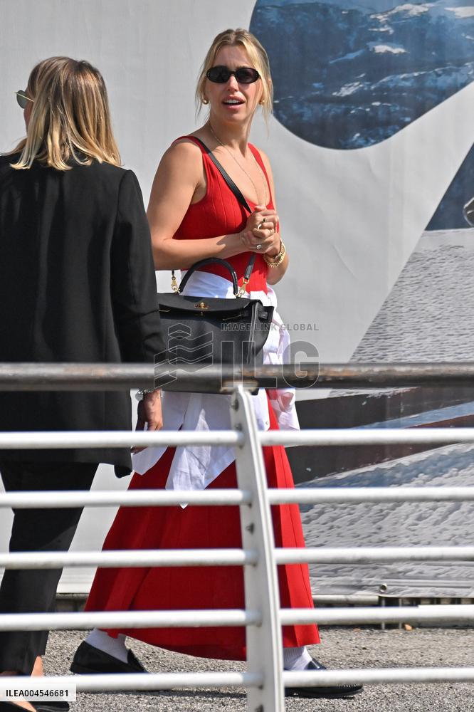Lydia Kives At Venice Airport - Italy