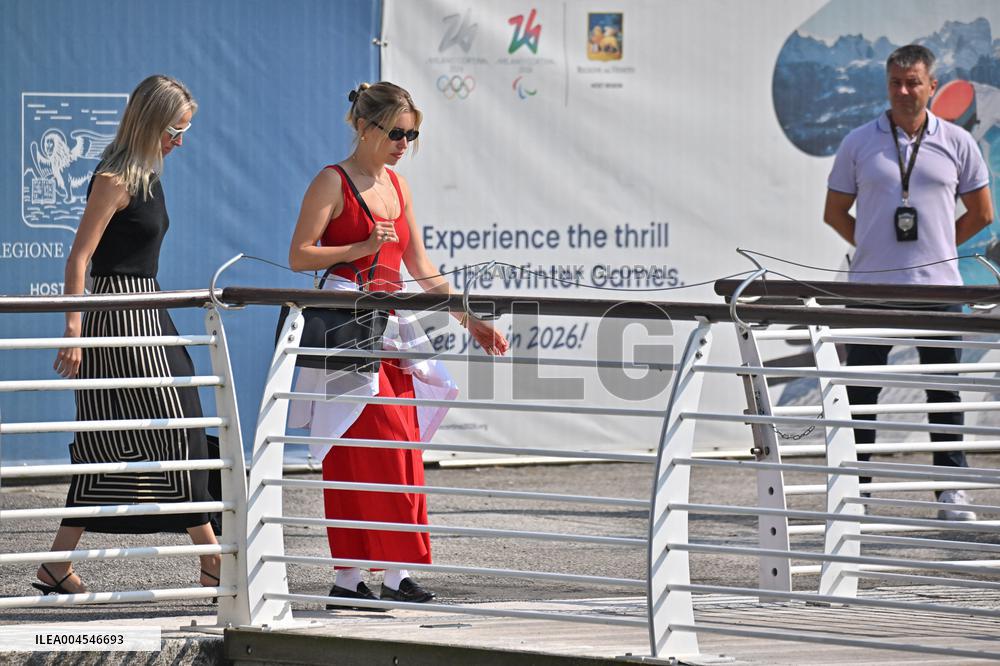 Lydia Kives At Venice Airport - Italy