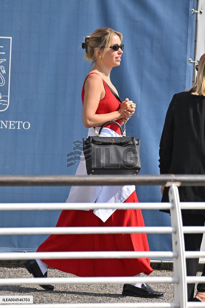 Lydia Kives At Venice Airport - Italy