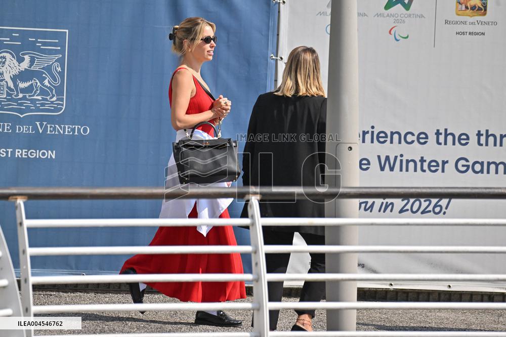 Lydia Kives At Venice Airport - Italy