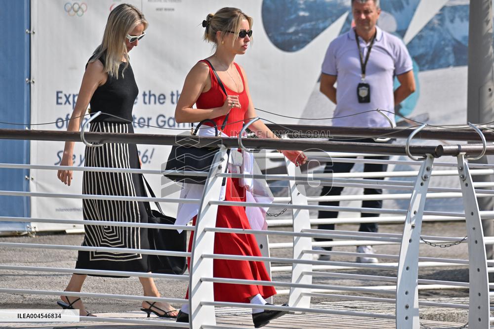 Lydia Kives At Venice Airport - Italy
