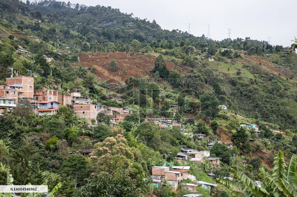 Landslide Kills at least 10 in Bello, Colombia