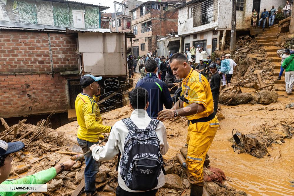 Landslide Kills at least 10 in Bello, Colombia