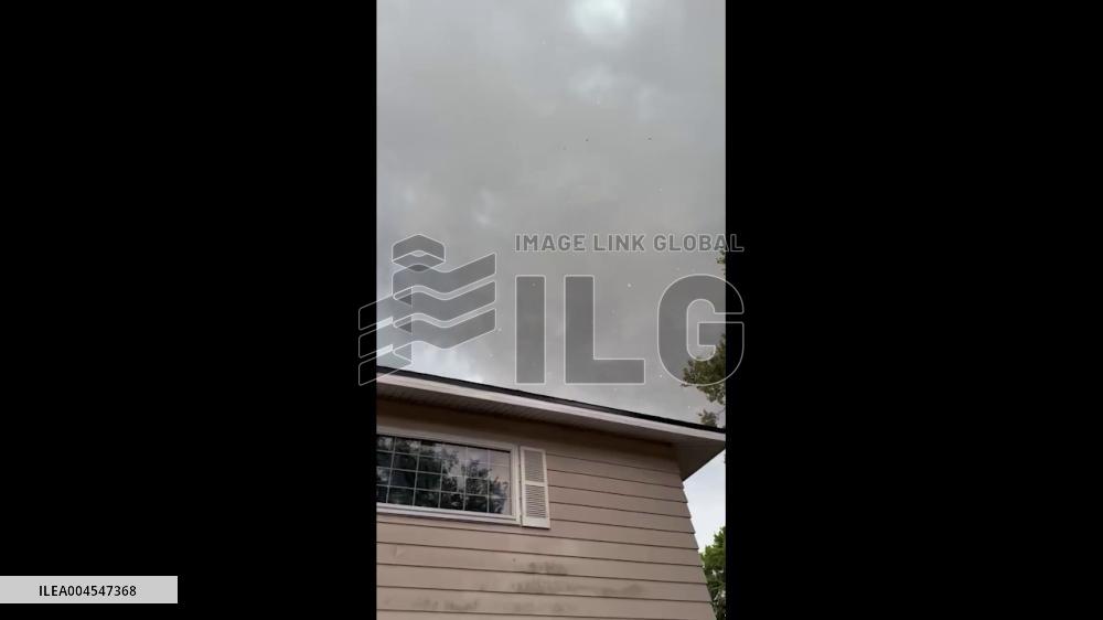 US: Possible Tornado Whips Debris Into Air in Pinellas County, Florida 2