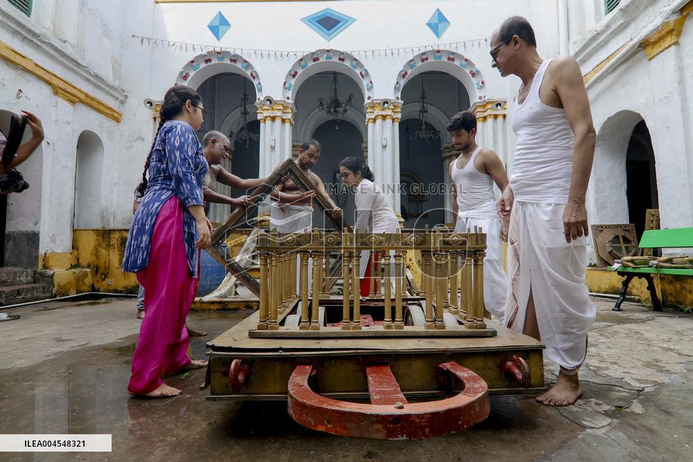 Artisans Build Traditional Rath - Kolkata