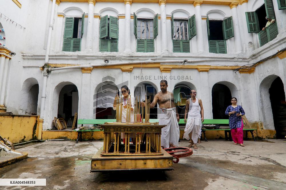 Artisans Build Traditional Rath - Kolkata