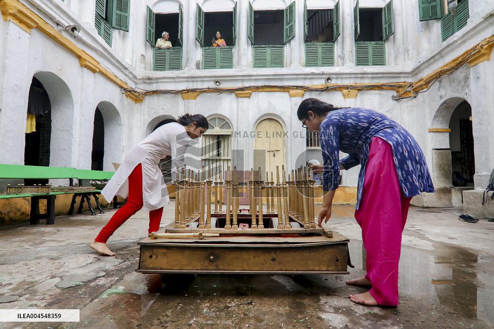 Artisans Build Traditional Rath - Kolkata