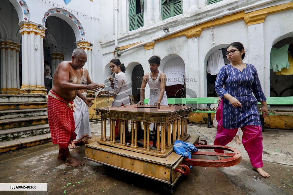 Artisans Build Traditional Rath - Kolkata
