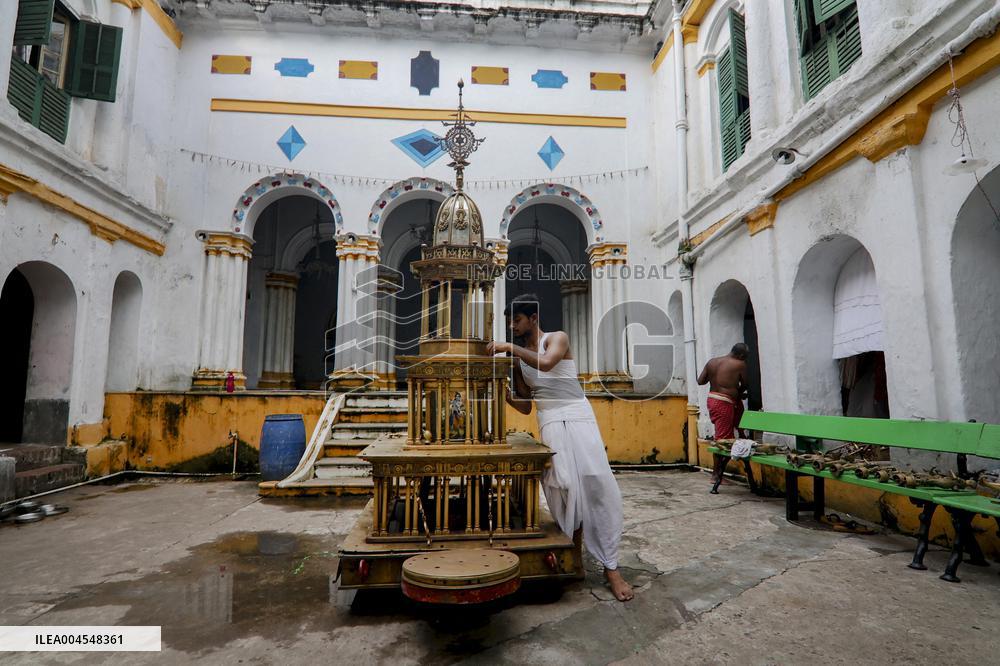 Artisans Build Traditional Rath - Kolkata
