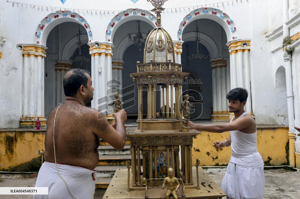 Artisans Build Traditional Rath - Kolkata