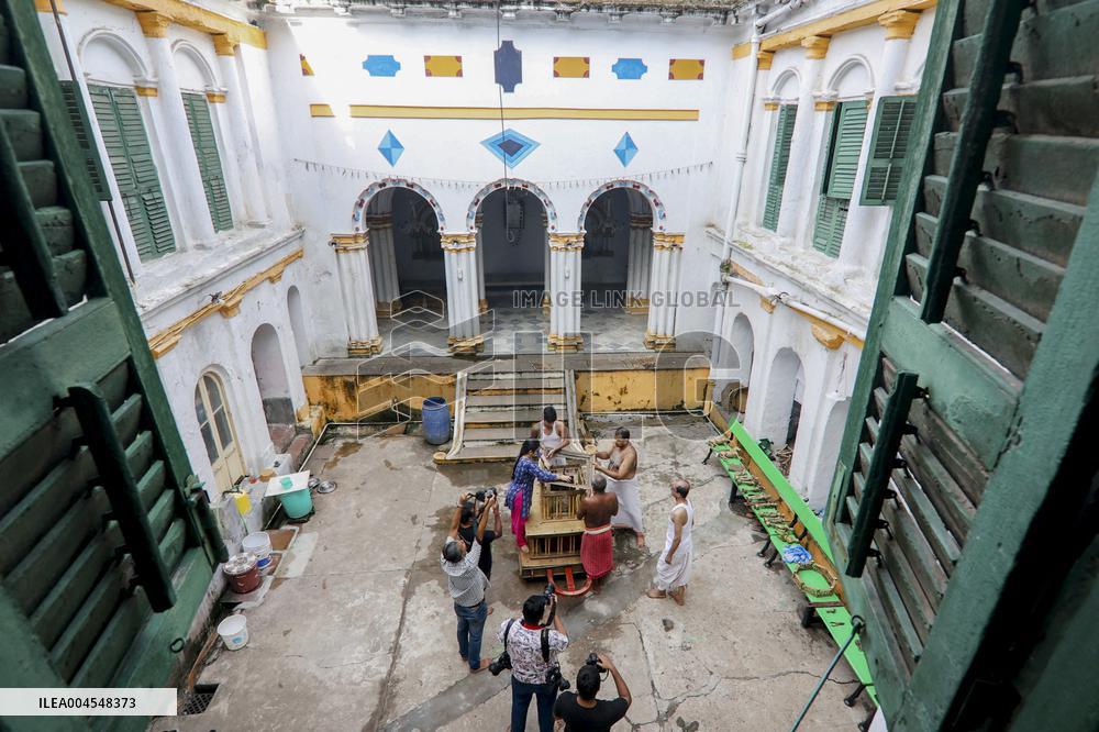 Artisans Build Traditional Rath - Kolkata