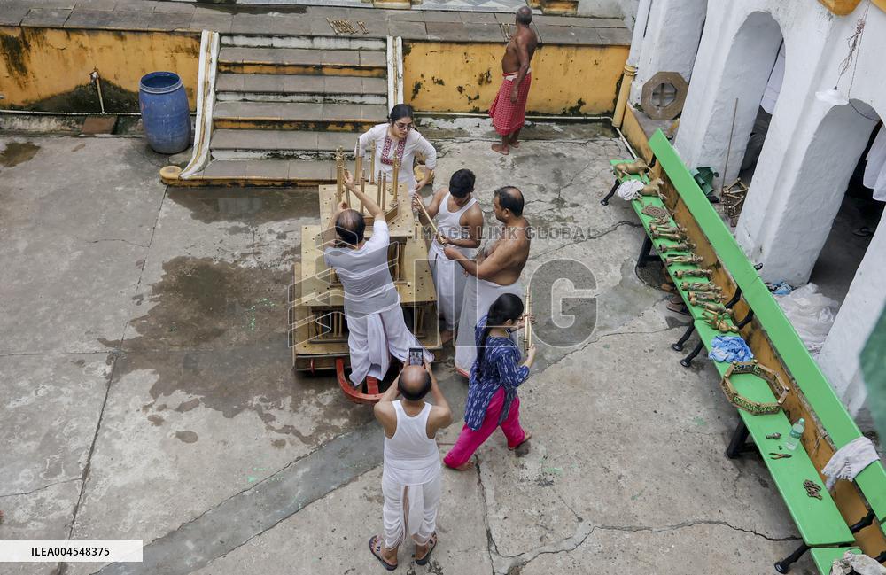 Artisans Build Traditional Rath - Kolkata