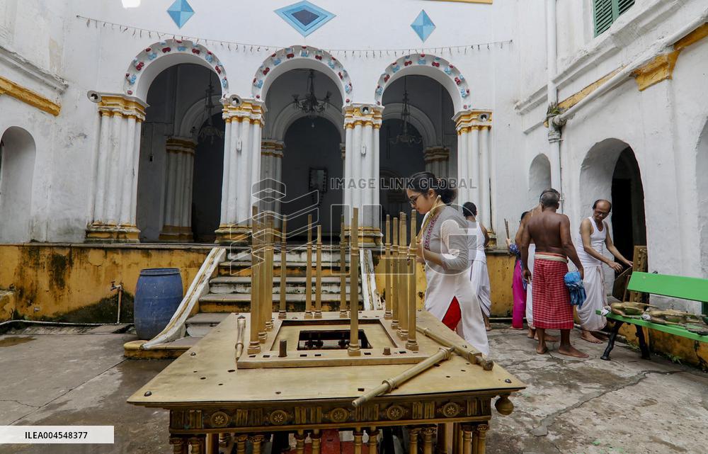 Artisans Build Traditional Rath - Kolkata