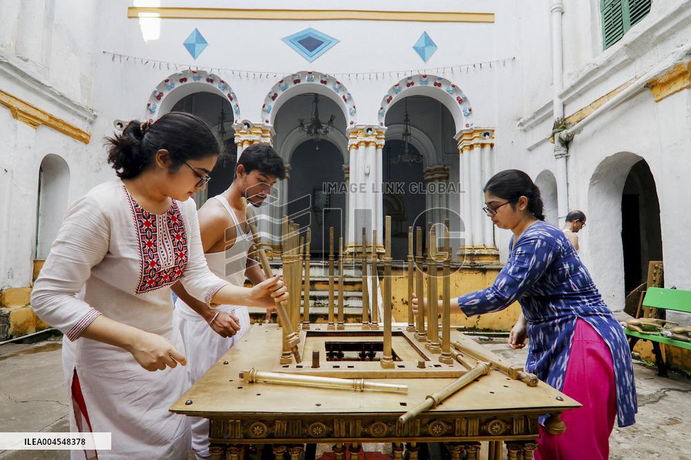Artisans Build Traditional Rath - Kolkata