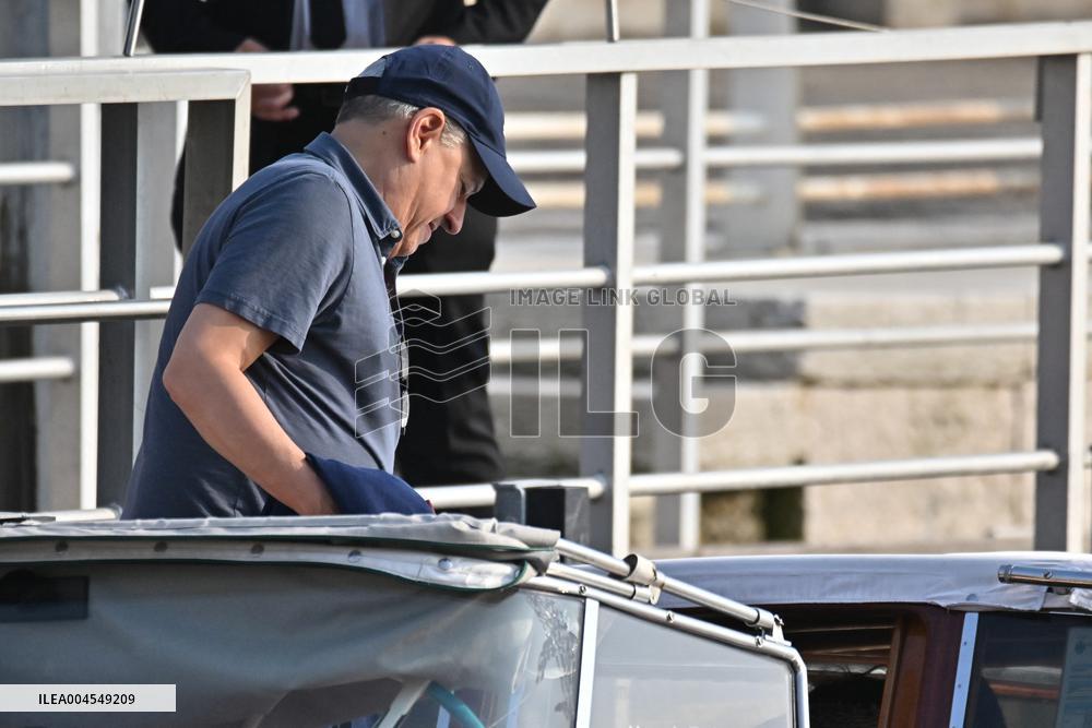 Nicole Avant And Ted Sarandos At Venice Airport
