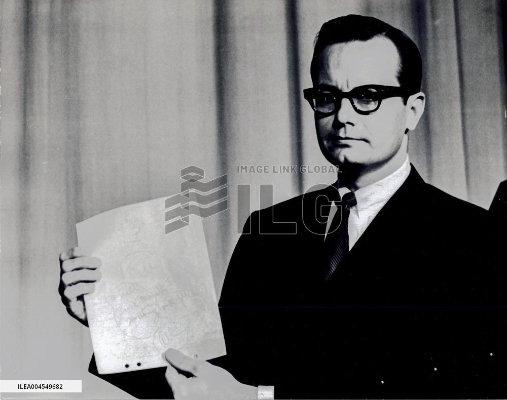 Moyers Holds Note Following LBJ Surgery