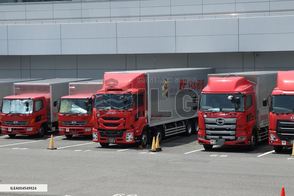 Japan Post truck Image