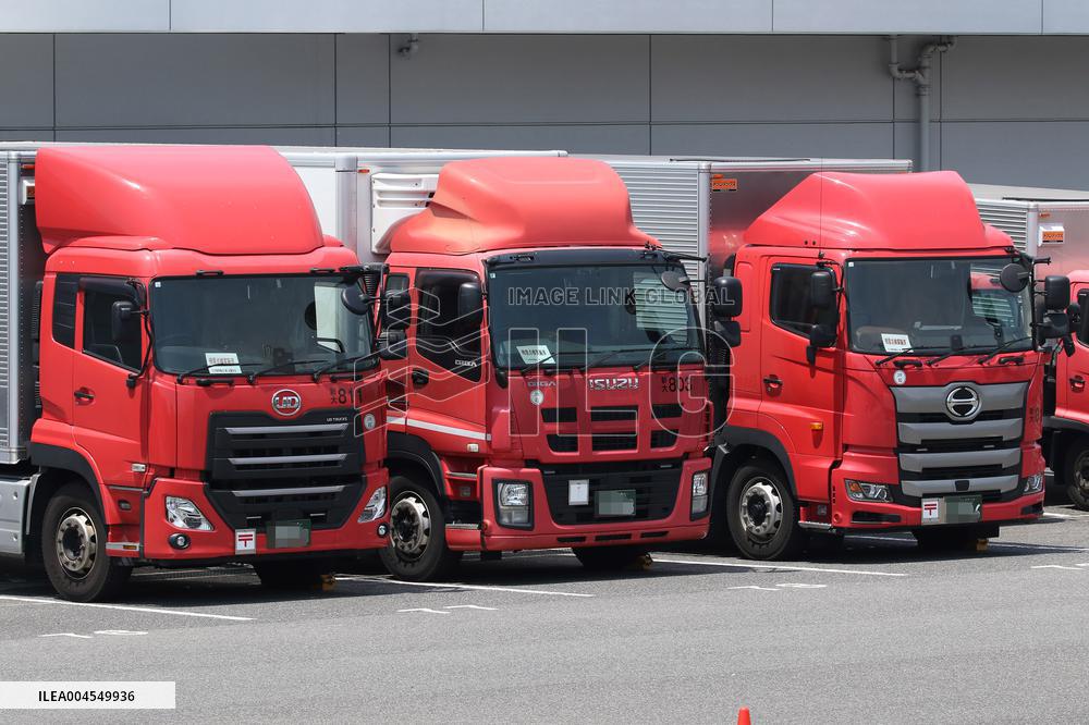 Japan Post truck Image
