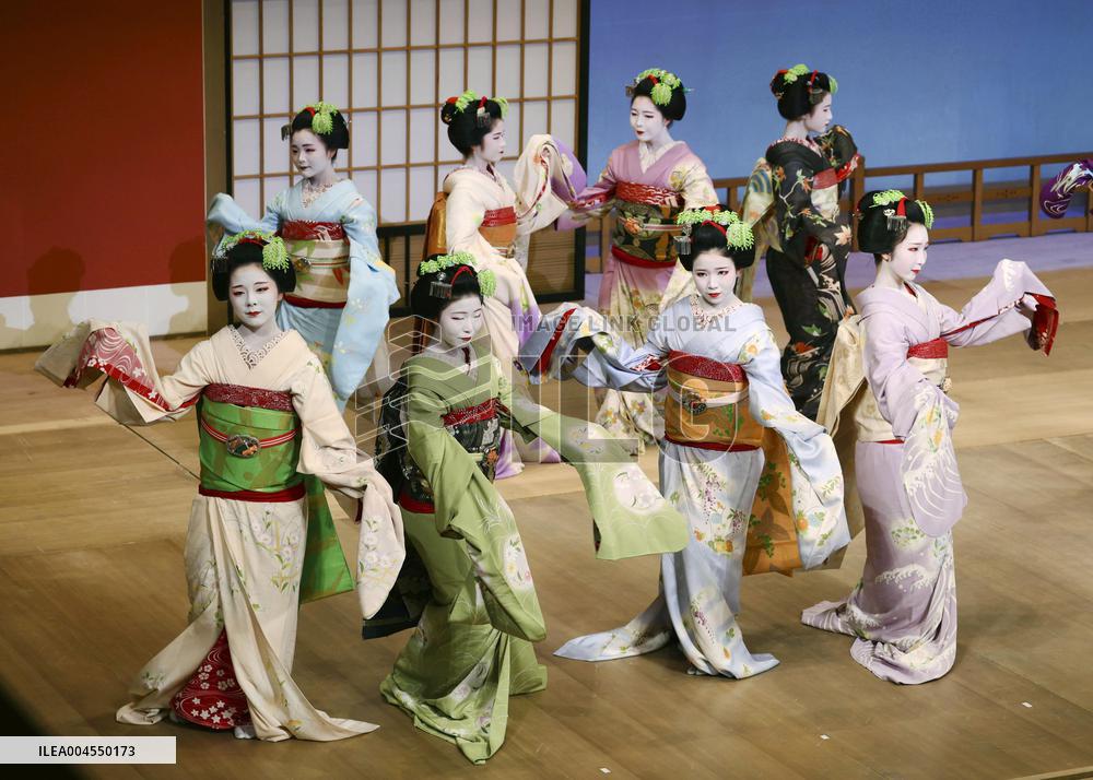 Maiko dance practice