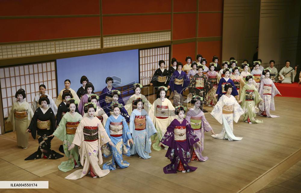 Geiko, Maiko dance practice